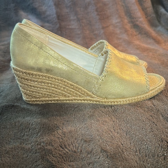 JACK ROGERS Palmer Wedge Gold Metallic Sz 6.5 - Picture 3 of 14